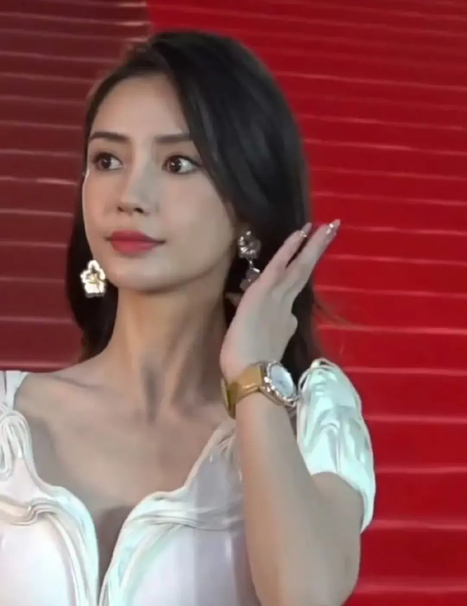 杨颖金像奖这一夜,失势后眼神怯懦无光,笑比哭还难看