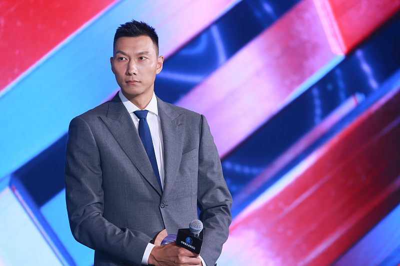 易建联参加活动!