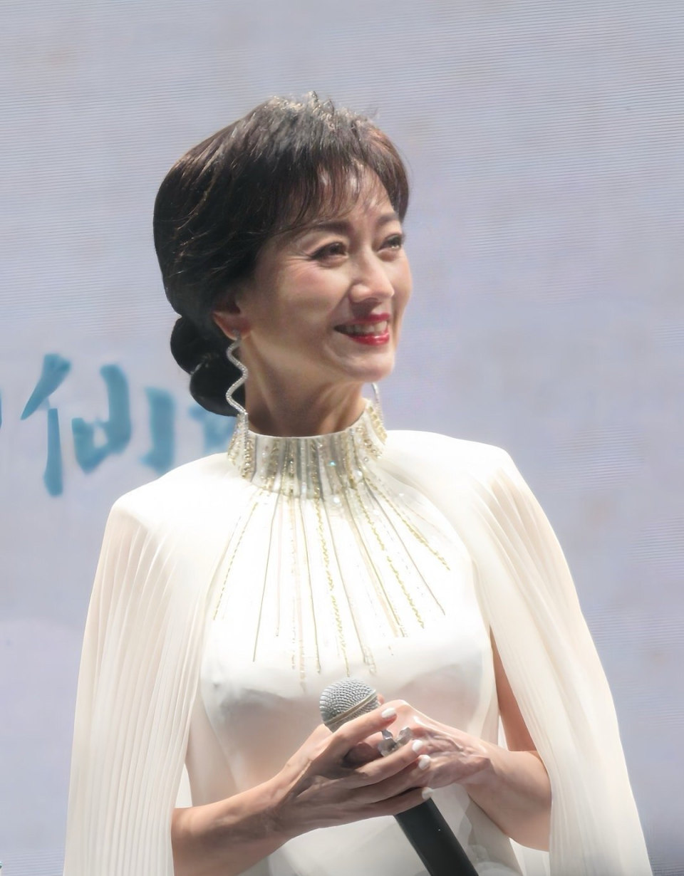 赵雅芝的皱纹,叶童的白发,骨相老去和皮相老去的差距一目了然