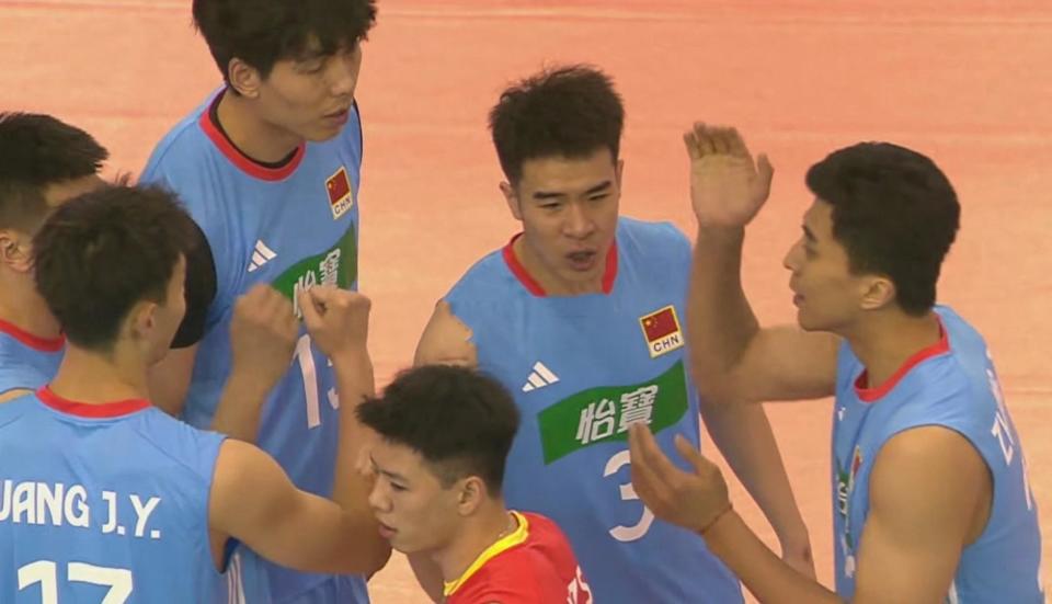 男排2连胜小组第一!全队状态起伏,主帅据理力争,八强对手出炉