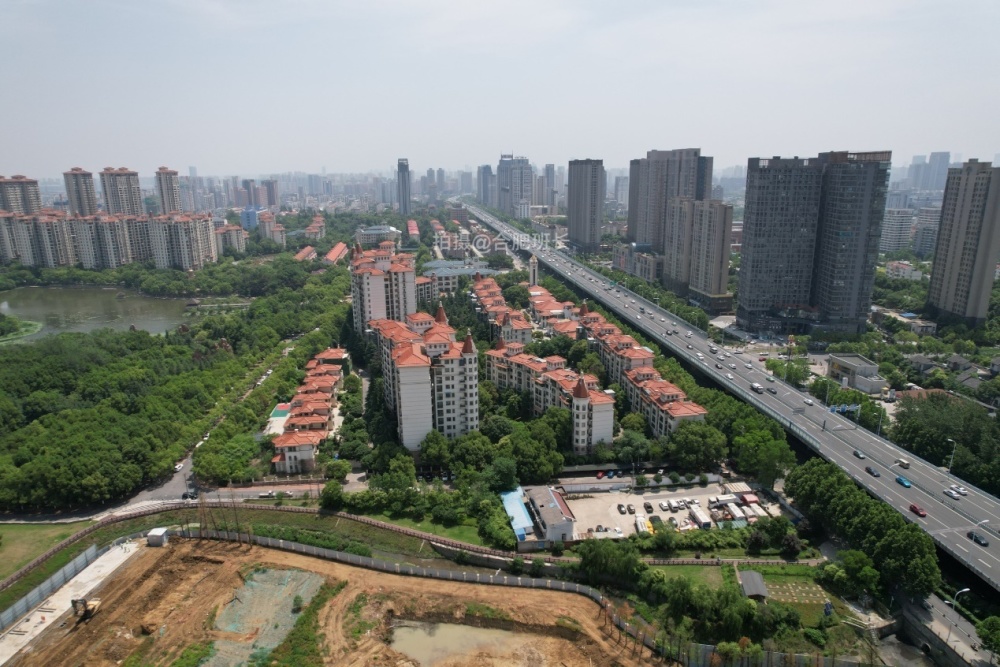 上图为项目的西侧,有景观庭苑,蜀秀苑,山湖新村,枫丹白鹭湖公馆等小区