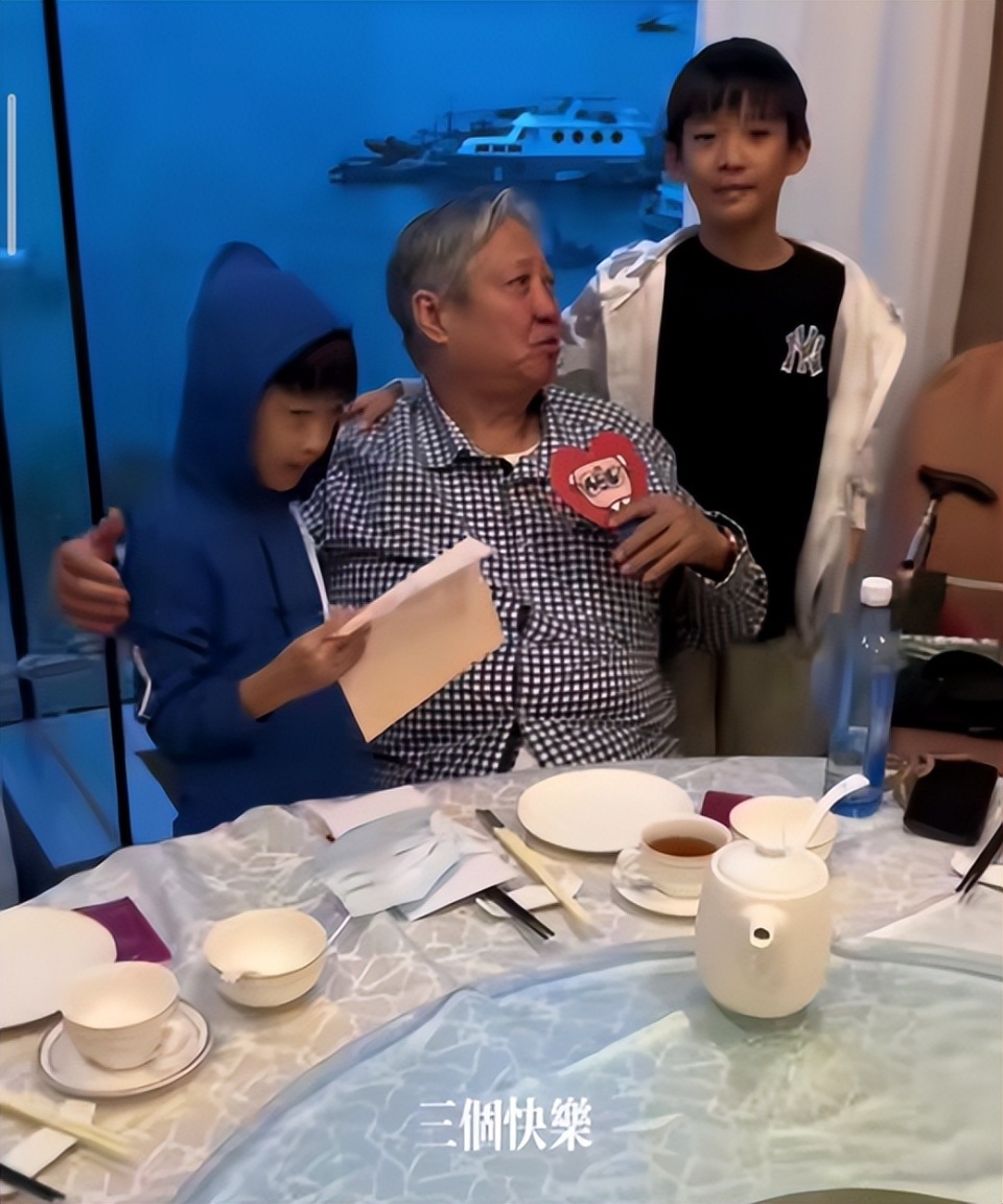 洪金宝与家人庆71岁生日,俩孙子为爷爷做贺卡,祖孙相拥超温馨