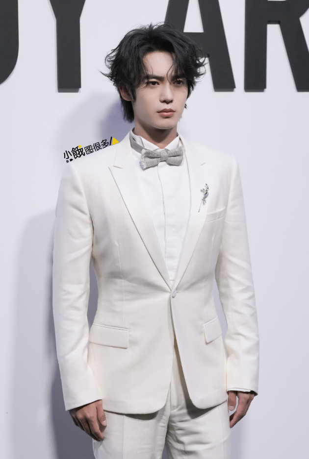 上海這一夜：李冰冰逆天氣質，朱珠儀態搶鏡，都不及罕見露面的奧運冠軍鄭欽文吸睛