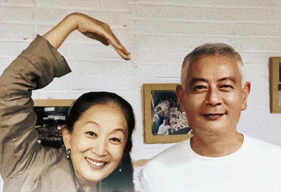 巫刚包揽所有行李,全程注视陈瑾甜如真夫妻 _腾讯新闻