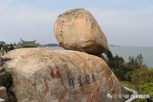 在这个风动石景区里,有一块巨大的风动巨石,它高度有4.37米,宽度4.