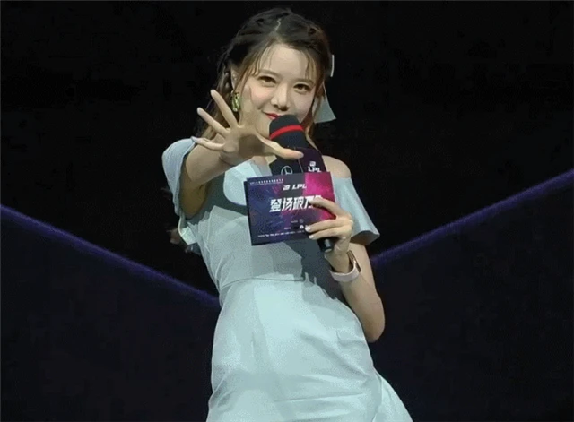 lol:lpl主持骆歆开团管泽元余霜,回应网友要求道歉,两败俱伤_腾讯新闻