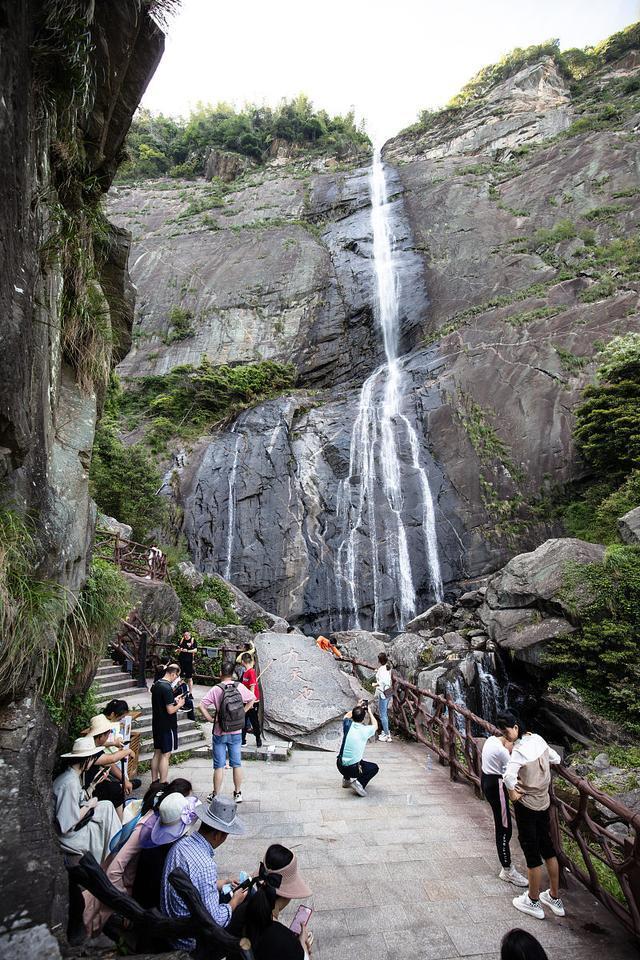 炎炎夏日游秀峰,美景如画令人流连忘返,山南锦绣永留心间
