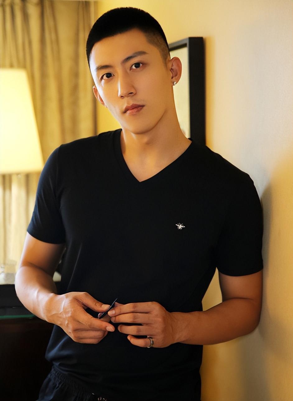 男明星帅不帅看寸头?王一博被嘲"土肥圆",朱一龙撞脸梁朝伟