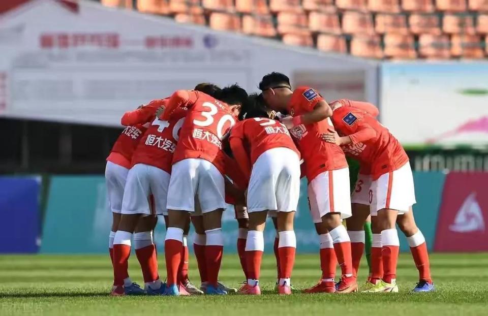 网传广州队讨薪球员发声诉苦遭网暴已抑郁俱乐部违约还威胁恐吓