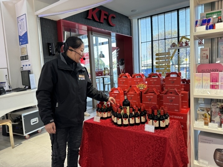 可爱的两头乌酷炫的火箭筒金华服务区创意堆头大赛精彩纷呈