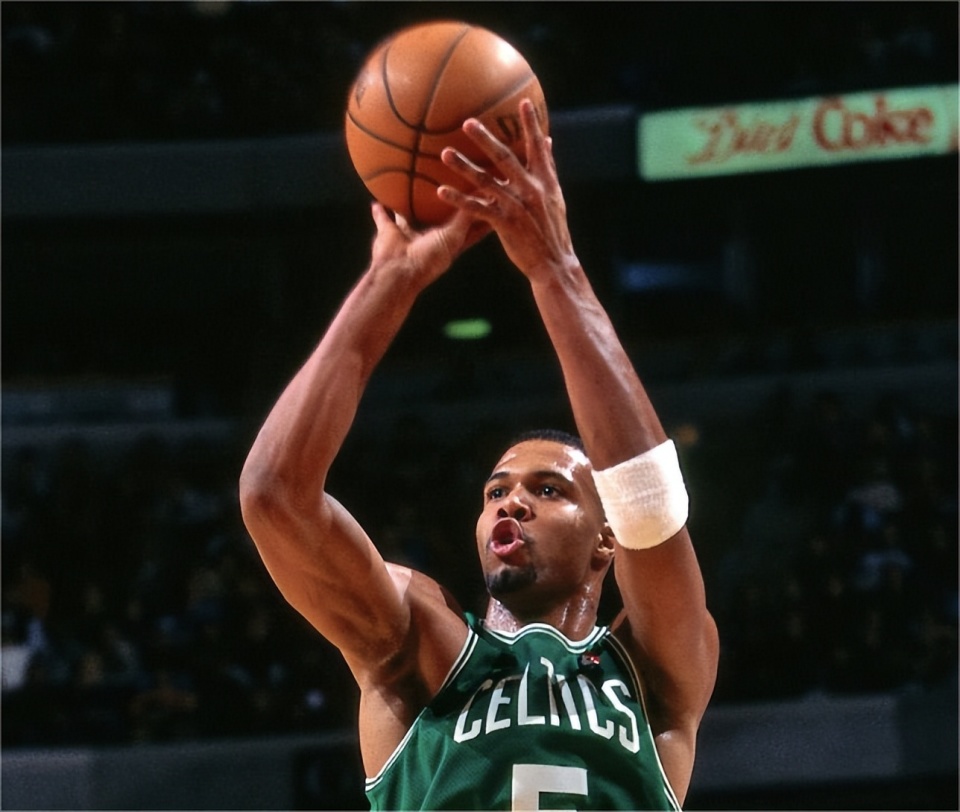 97年麦迪仅在第9顺位被选中,排他前面的8人是谁?状元当之无愧