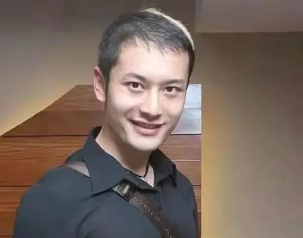 事实上,黄晓明保持年轻的状态,也是要看发型的,当他配上短发卷刘海