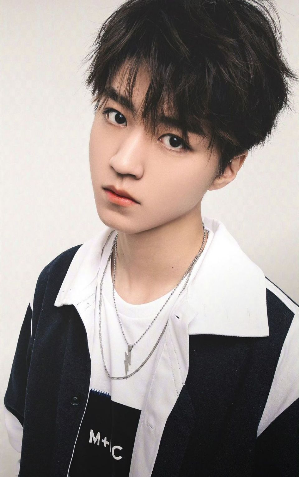 王俊凯新店开业,粉丝凌晨熬夜排队捧场惹争议_腾讯新闻