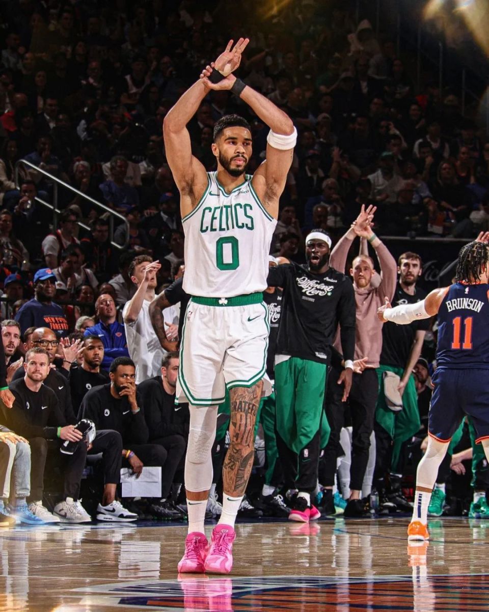 塔图姆无对抗受伤,躺在地上非常痛苦,捂着自己的跟腱位置,久久不能