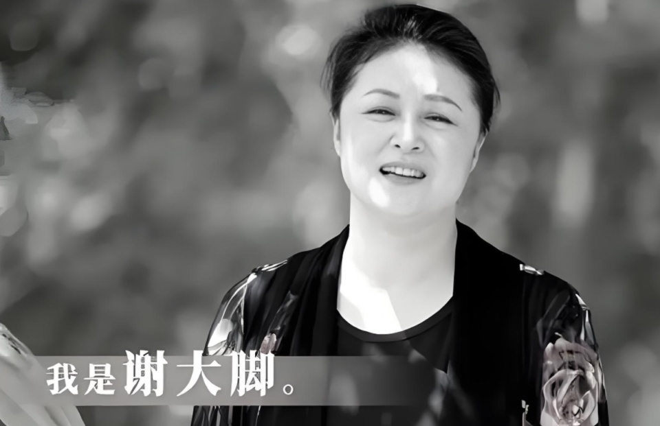 于月仙去世三周年79岁母亲携家人去墓地祭拜一直抽泣令人心疼