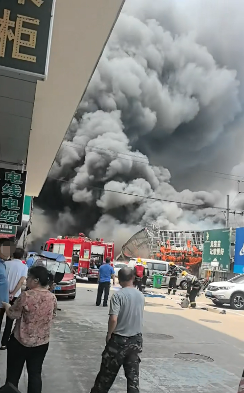 湖北黄石一装饰城发生火情 当地:无人员伤亡 善后处置正在进行