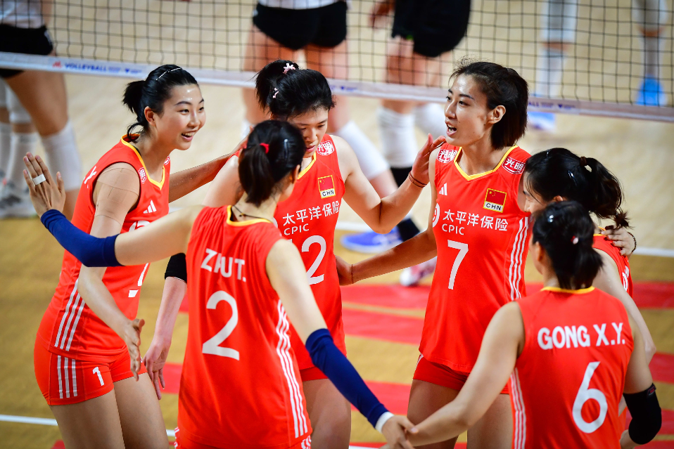 中国女排3-0横扫德国队,郎平观赛,蔡斌全场不换人遭网友批评