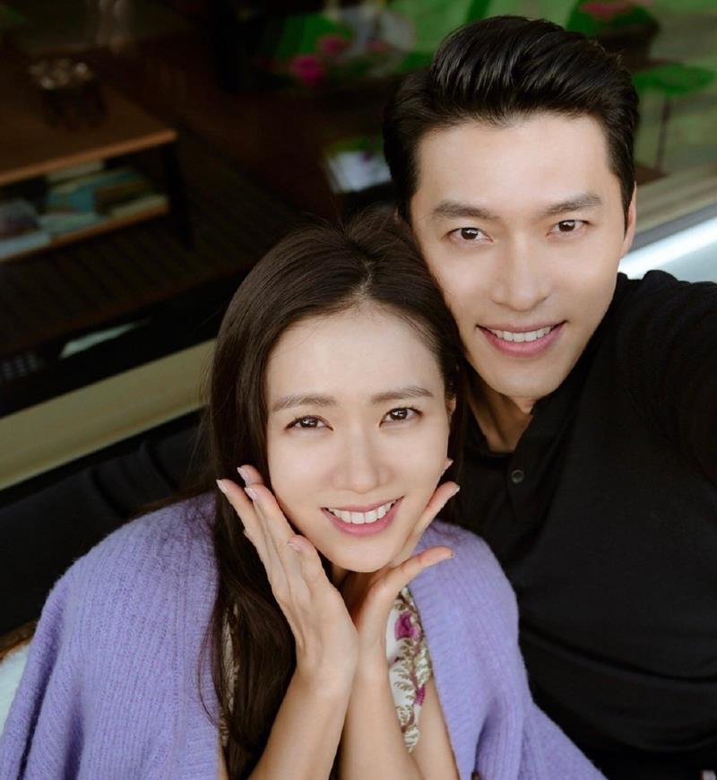 玄彬孙艺珍带儿子外出用餐甜豆长得超像妈妈一家三口好幸福