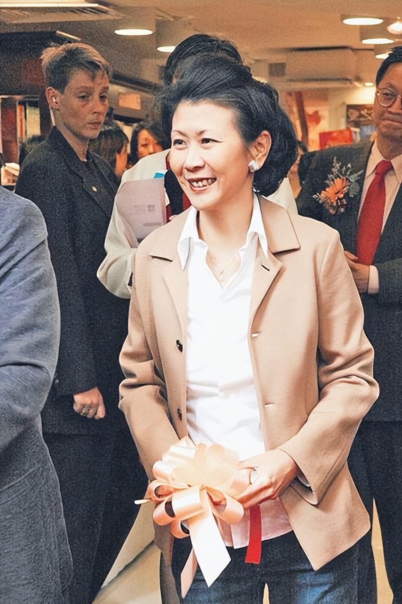 周凯旋首进香港富豪榜,坐拥23亿美元_腾讯新闻