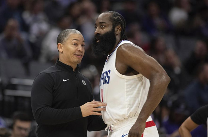 阿德巴约造犯规,罗齐尔连得4分,此时快船已经落后10分了,哈登跳投及时