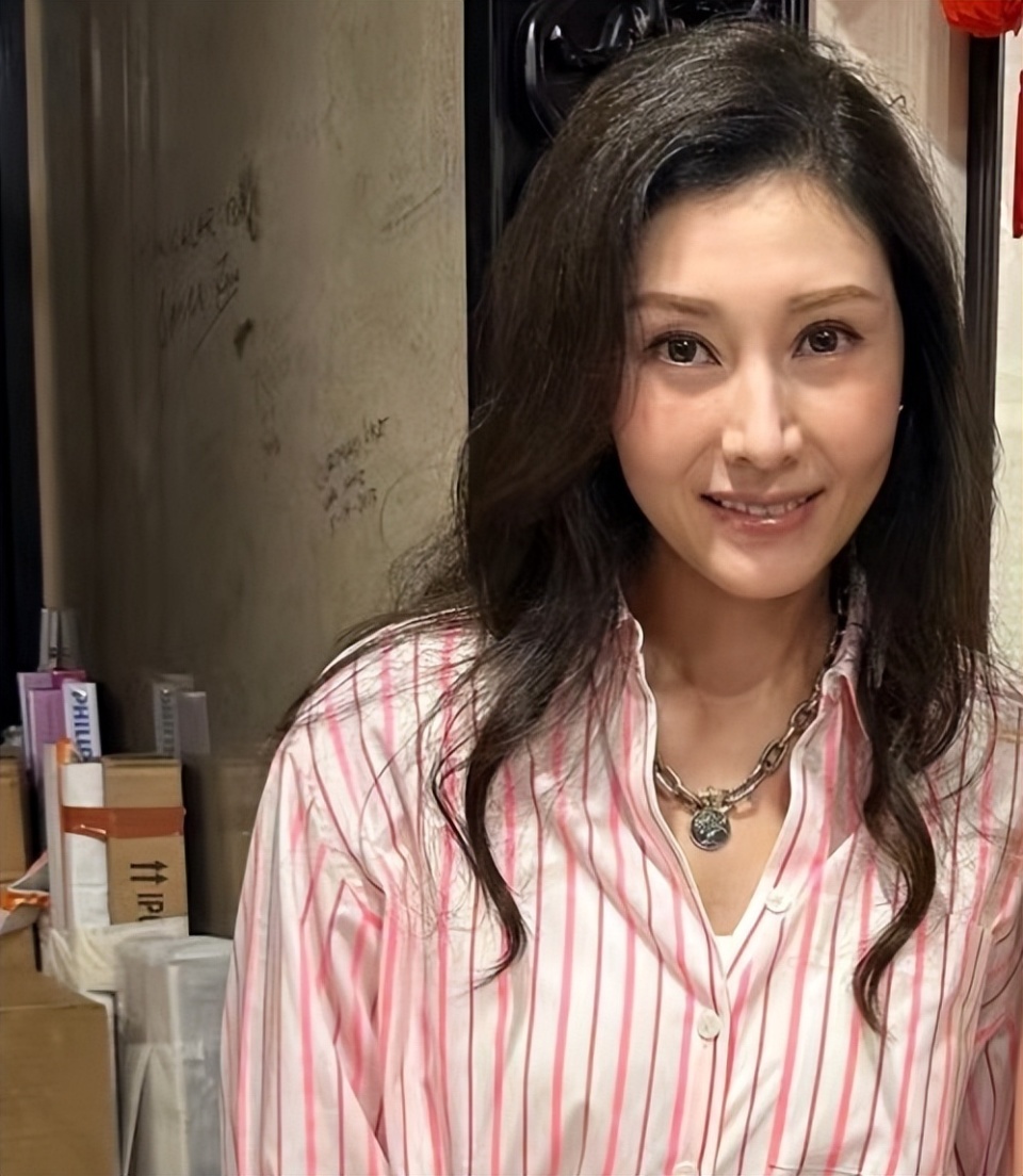54岁李嘉欣近照曝光,小头小脸五官卓越,步态奇怪如蹒跚老人