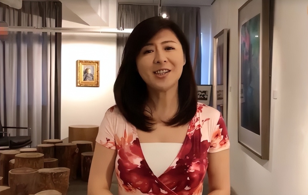 49岁主持人陈蕾二婚嫁教授披洁白头纱笑开怀与前夫同学育一女