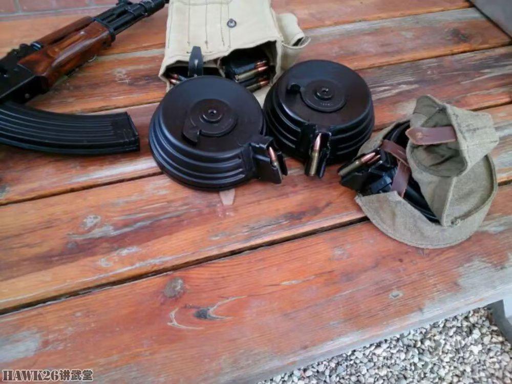 同时推出了三种弹鼓,弹容量分别为40发,50发,100发