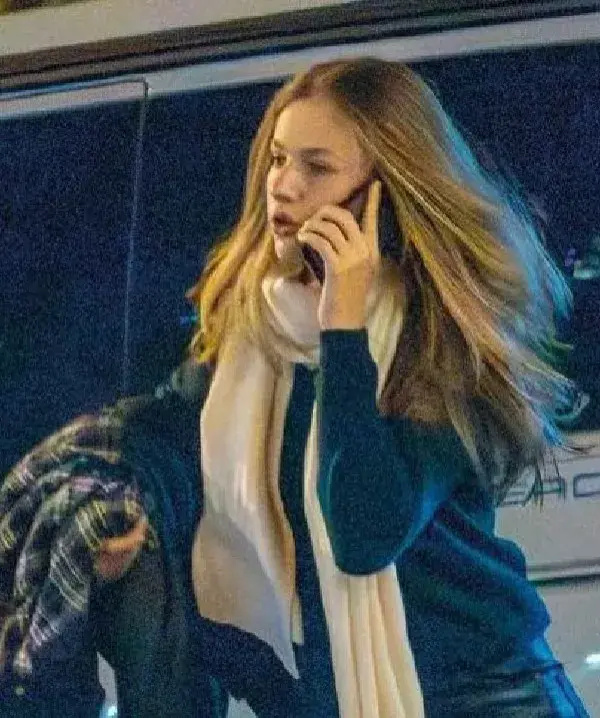 19岁诺拉穿军装英姿飒爽,人变瘦变美了_腾讯新闻