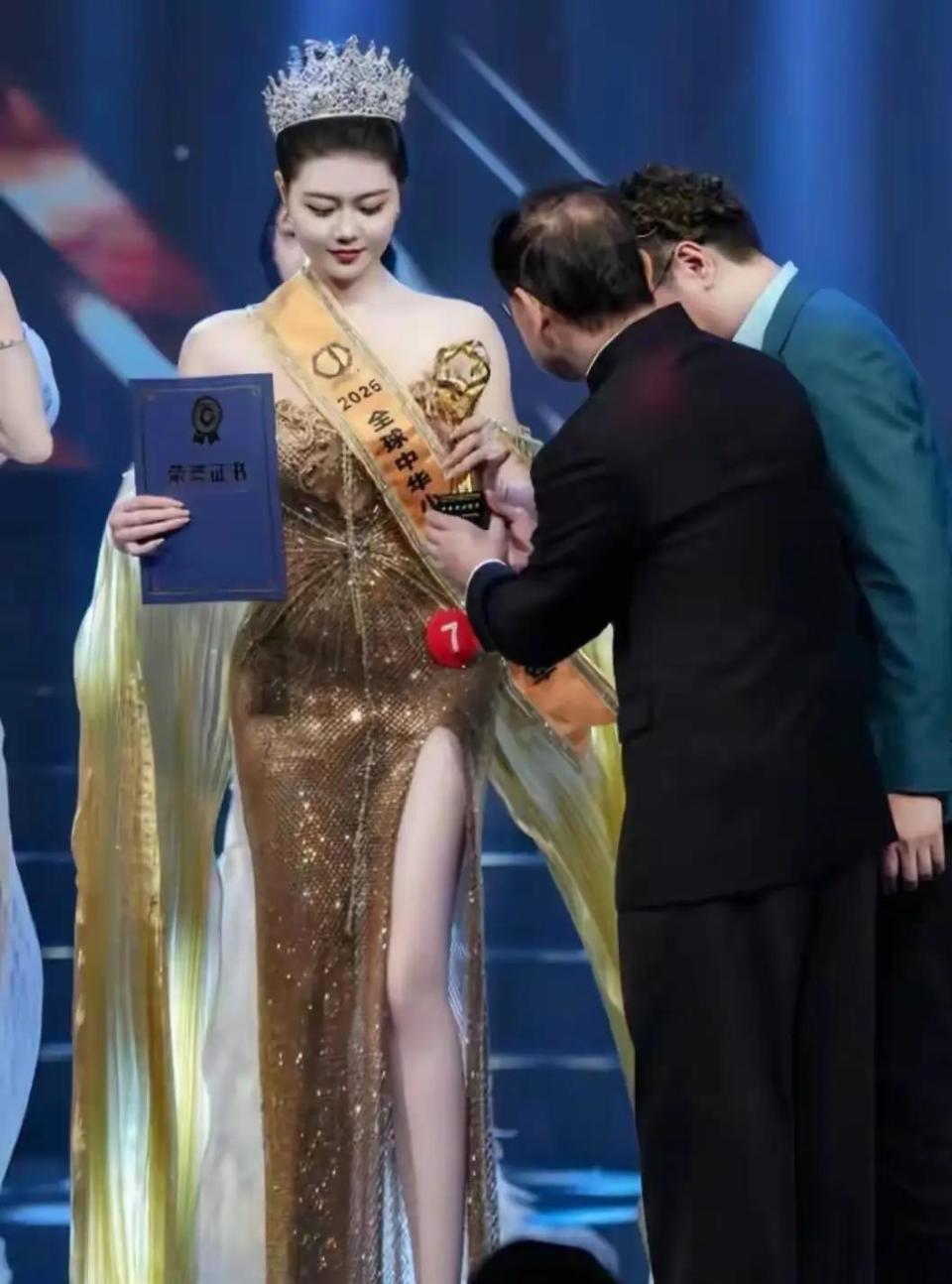 中华小姐香港冠军连子欣：纯天然颜值大体格，珠圆玉润堪称人间绝色_腾讯新闻