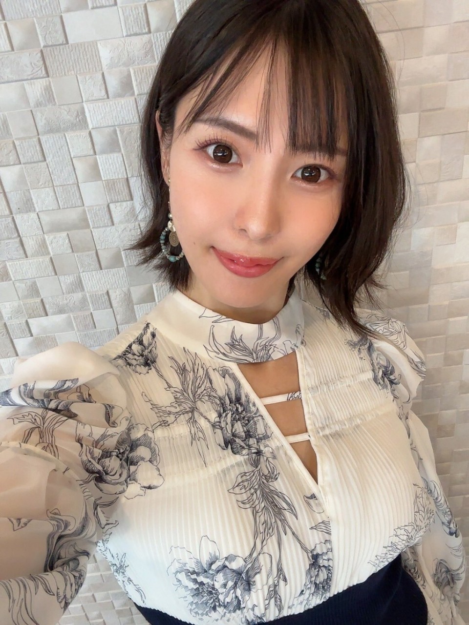 33岁写真女星及川海脸部重伤缝13针！血淋淋画面曝光网友：希望她能早日康复-腾讯新闻