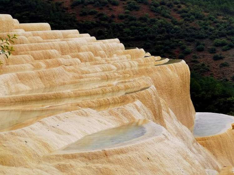 攀登东巴圣地白水台 感受露天喀斯特地貌