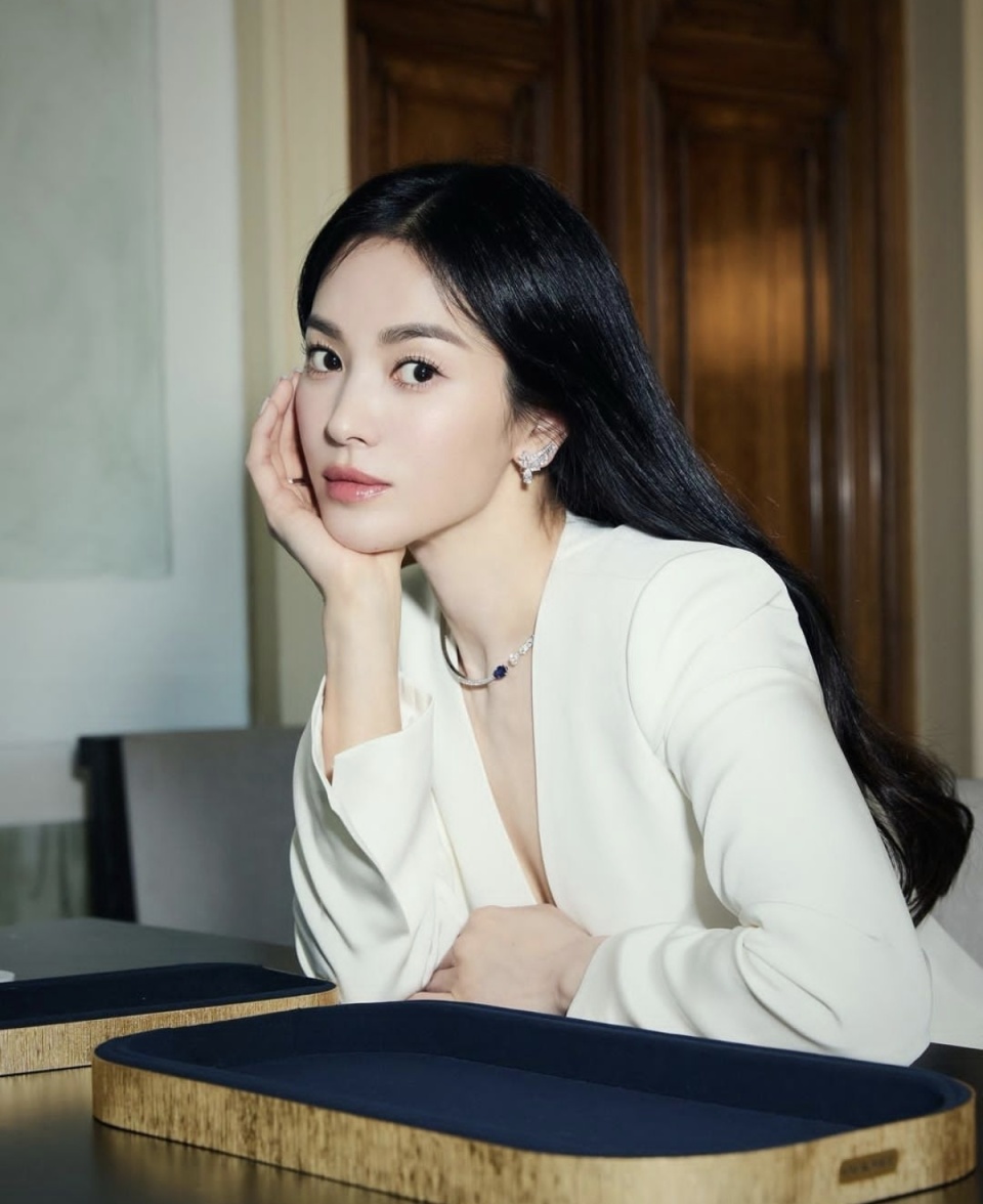 宋慧乔白色西装搭配柔软波浪发型,尽显优雅奢华