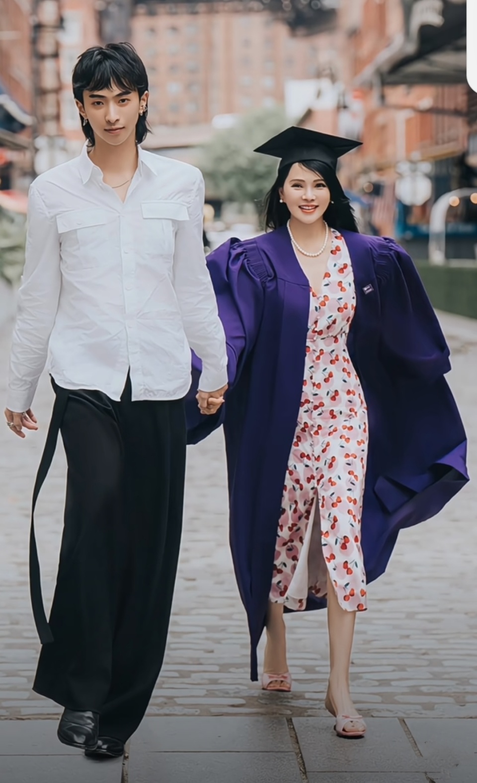 伊能静为儿子毕业再发小作文,恩利为她穿学士服,帮妈妈圆大学梦