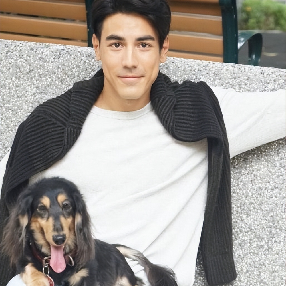 爱情来得快去的也快,萧亚轩跟白梓轩恋爱没多久,她再次因为mv拍摄跟