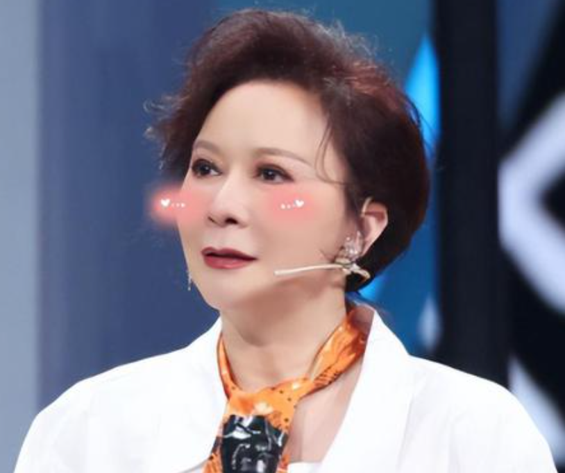 58岁刘嘉玲大玩少女风,机车搭配超短裙,脸僵像蔡明简直一言难尽