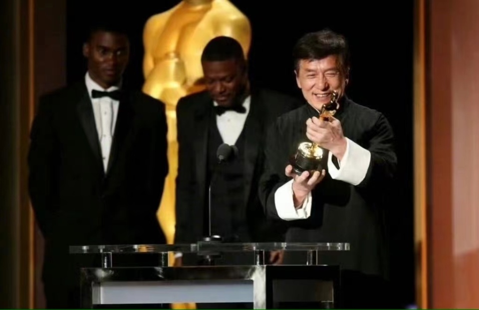 众星发文为成龙70岁庆生,合影里成龙真的老了,头发稀少两鬓斑白_腾讯