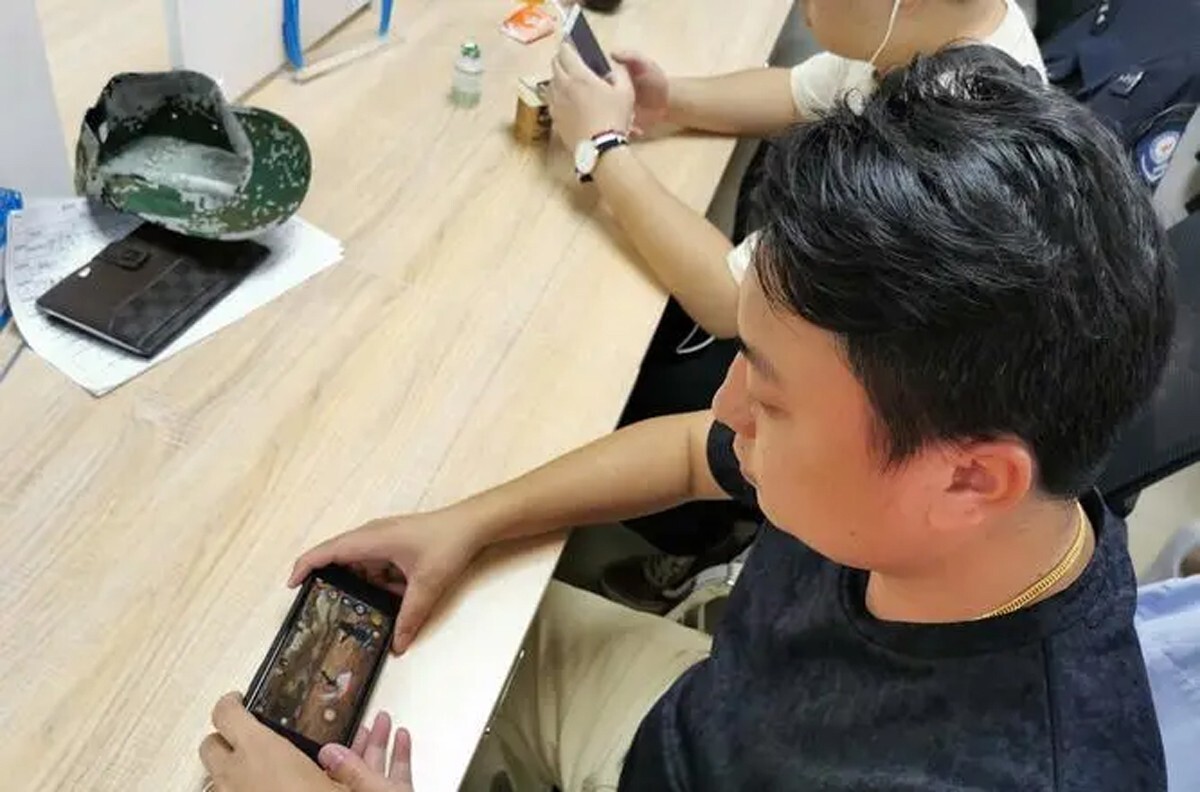 研究生午休期间玩游戏被通报批评，导师被罚款2000，律师：不合法-腾讯新闻