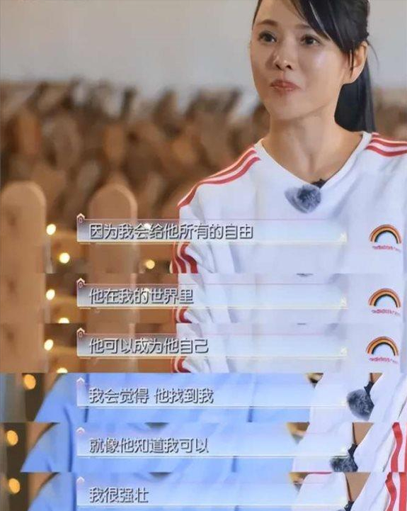 56岁伊能静带女儿回娘家!母女逛街吃路边摊,背影如同姐妹