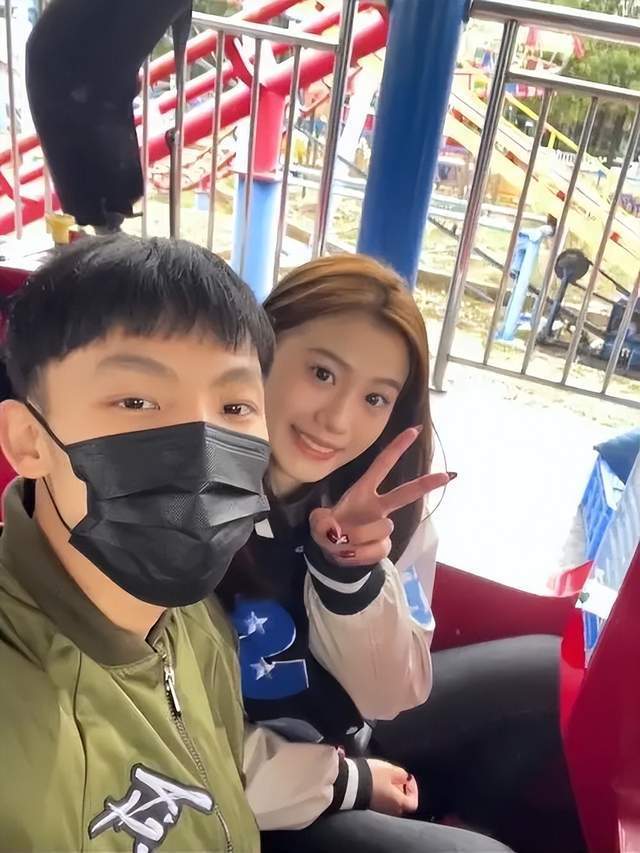 夫妻相徐杰女友晒与徐杰视频聊天甜蜜截图球迷不知道羡慕谁