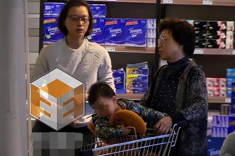 董卿带儿子罕见露面,头发凌乱显憔悴,陪娃坐角落,未见老公身影