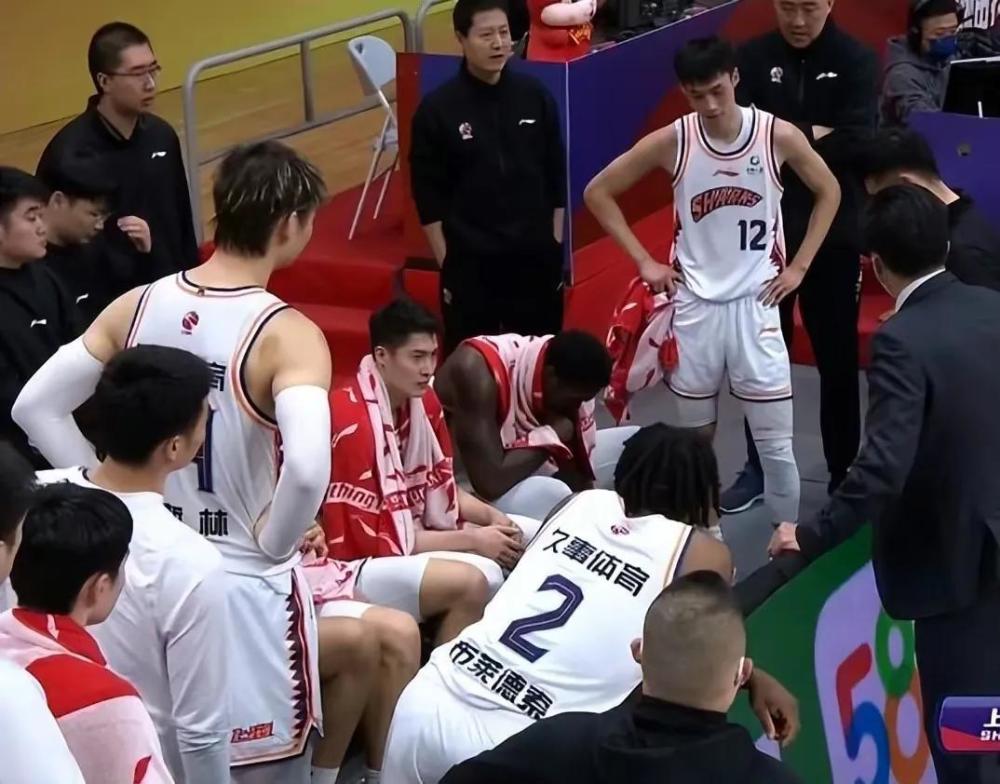 上海男篮不敌山东李春江对戴昊口吐芬芳赛后不与丁伟握手