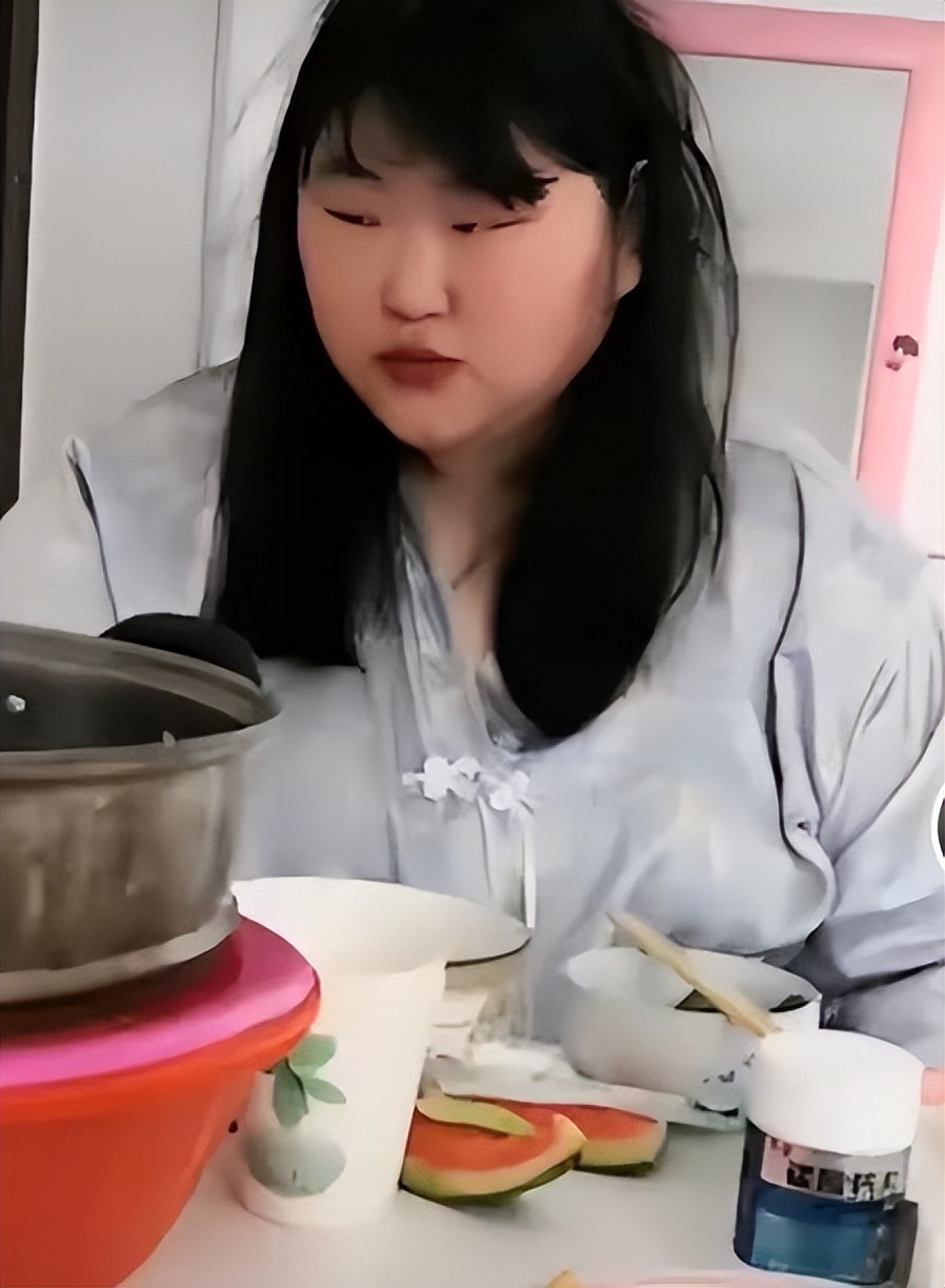 大衣哥女儿与朋友聚餐减肥失败复胖严重眼睛都快睁不开了