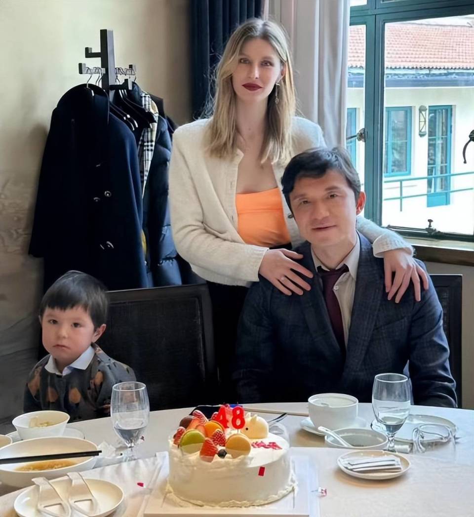 50岁谢晖为美国豪车拍广告!34岁外籍娇妻肤白貌美 携混血儿女出镜