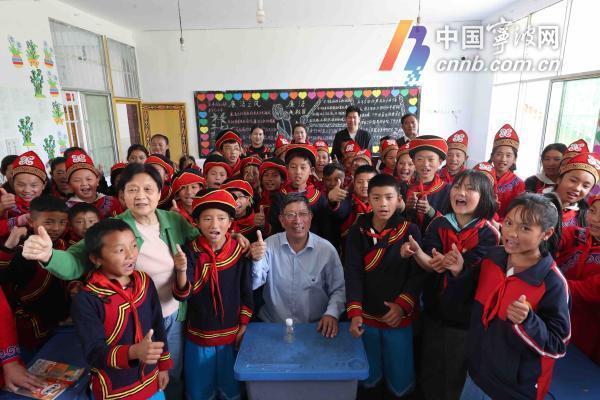 忻元华引导喜德县贺波洛乡中心学校的同学们动手制作简易电动机.