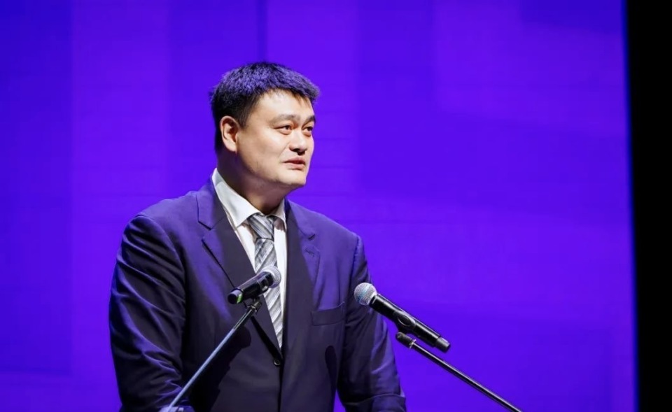 无辜!姚明现场颁奖被骂上热搜:被质疑假笑无表情 辽宁球迷不满