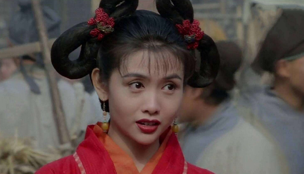 56岁邱淑贞近况曝光,与女儿现身巴黎奥运会现场,两人同框像姐妹