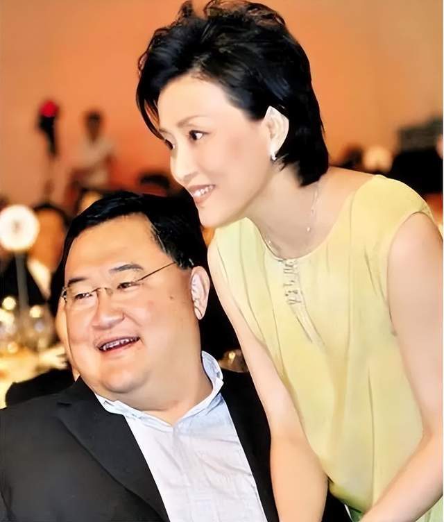 女主持人杨澜夫妇罕同框,56岁杨澜气质优雅,58岁吴征富态十足