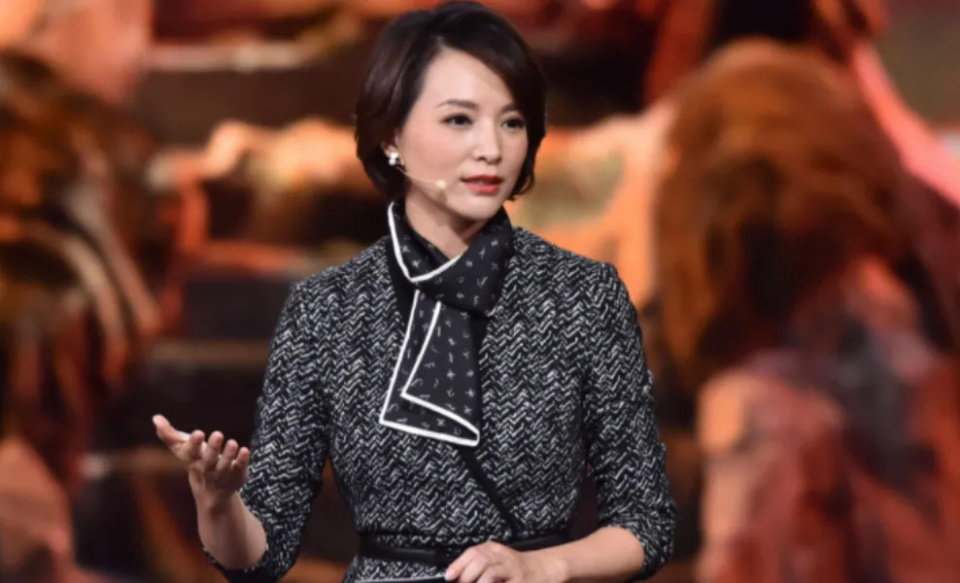 董卿回归主持《朗读者》大受欢迎,她还向周涛炫耀10岁的儿子_腾讯新闻