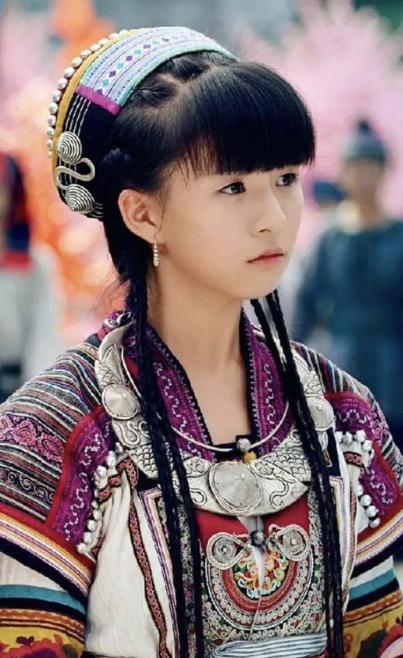 25岁小彩旗晒英国留学毕业照,脸颊圆润显成熟,爸爸弟弟罕出镜