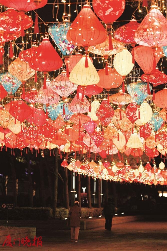 生肖形象花灯,也有现代投影,互动装置等,带来更加绚丽多彩的视觉效果